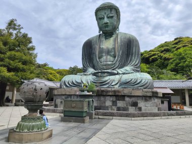 Kamakura, Japonya- 14 Mayıs 2024: Kamakura, Japonya 'daki Kamakura tapınağındaki Kamakura Daibutsu heykeli