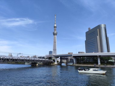 Tokyo, Japonya - 18 Mayıs 2024: Tokyo 'daki Sumida Nehri' nden Tokyo Skytree 'nin görüntüsü. 2010 yılında Japonya 'nın en yüksek kulesi oldu ve 634 metre yüksekliğe ulaştı.