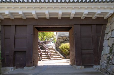 Okayama, Japonya - 10 Mayıs 2024: Okayama Kalesi 'nden Rokamon. Şatonun efendisinin geçtiği koridoru olan bir kapı.