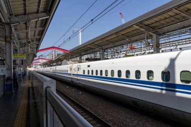 Okayama, Japonya - 10 Mayıs 2024: Okayama İstasyonu, Japonya 'ya yaklaşan mermi treni. Tokyo 'dan gelen Shinkansen trenleriyle kavşak oluşturan önemli bir istasyondur.