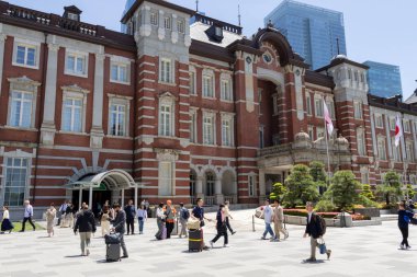 Tokyo, Japonya... 11 Mayıs 2024 Tokyo tren istasyonunun güzel mimarisi. Burası Tokyo, Japonya 'daki en eski ve en güzel tren istasyonu.