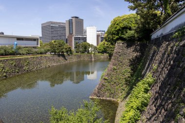 Tokyo, Japonya - 11 Mayıs 2024: Tokyo 'daki İmparatorluk Sarayı' nın doğu bahçelerini çevreleyen nehir. Tokyo İmparatorluk Sarayı, Japonya İmparatoru 'nun ana sarayıdır.