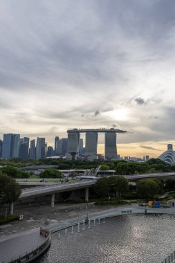 Singapur-29 Haziran 2024: Marina Barrage 'da Singapur' da günbatımı manzarası. Barrage, Marina Kanalı 'ndaki su deposu barajıdır.