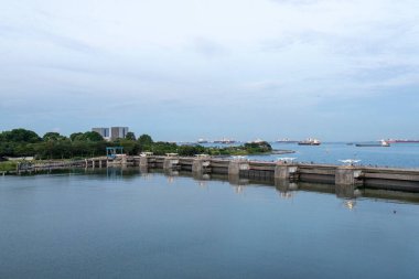 Singapur-29 Haziran 2024: Singapur 'da beş nehrin birleştiği yerde inşa edilen büyük bir baraj Marina Barajı manzarası.