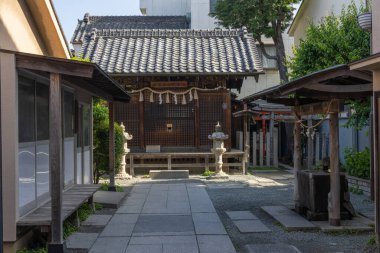 Kawagoe, Japonya- 17 Mayıs 2024 Kawagoe, Japonya 'da Yakushi Tapınağı. Zamanın çanı içinden geçen küçük bir tapınak.