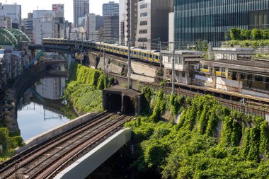 Tokyo, Japonya - 18 Mayıs 2024: Tokyo 'da Ochanomizu Tren İstasyonu ve Kanda Nehri yakınlarındaki tren kavşağı. Tokyo 'da Ochanomizu Tren İstasyonu ve Nehir Kanda kavşağı