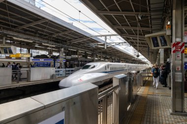 Nagoya, Japonya - 9 Mayıs 2024: İnsanların istasyonda beklediği Nagoya İstasyonu 'na gelen Shinkansen treni