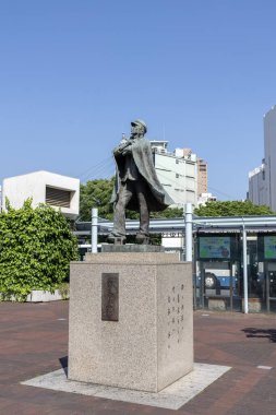 Okayama, Japonya - 10 Mayıs 2024: Okayama istasyonunun önündeki Rokkosei Anıt Heykeli. Eski sistemdeki altıncı lisenin bir anıtı.