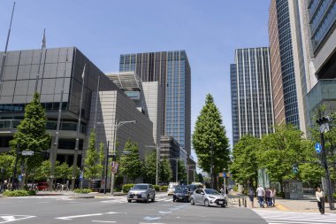 Tokyo, Japonya - 11 Mayıs 2024: Marunouchi Bölgesi modern ofis gökdelen duvar binaları Tokyo şehir merkezi, Japonya.  
