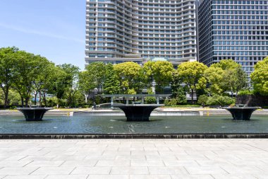 Tokyo, Japonya - 11 Mayıs 2024: Tokyo, Japonya 'daki Wadakura Çeşme Parkı. 1961 'de İmparator ve İmparatoriçe' nin kraliyet düğünü anısına inşa edildi.