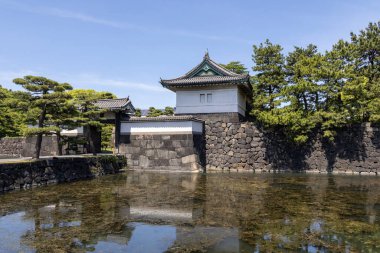 Tokyo, Japonya - 11 Mayıs 2024: Tokyo İmparatorluk Sarayı Kikyo-mon Kapısı. Doğu Ulusal Bahçeleri, doğal güzelliğin ve modern ufkun karışımıyla huzurlu ve tarihi bir bahçedir.