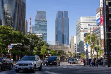 Tokyo, Japonya - 11 Mayıs 2024: Tokyo Ginza bölgesinde modern bina. Ginza alışveriş bölgesi. Tokyo 'daki popüler turizm merkezi..