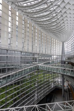 Tokyo, Japonya - 13 Mayıs 2024: Japonya 'daki Tokyo Uluslararası Forum' un halka açık salonu. Modern mimarinin harika bir örneği..