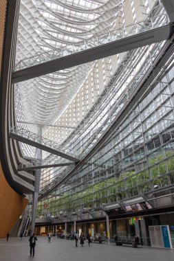 Tokyo, Japonya - 13 Mayıs 2024: Japonya 'daki Tokyo Uluslararası Forum' un halka açık salonu. Modern mimarinin harika bir örneği..