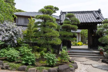 Kamakura, Japonya - 14 Mayıs 2024: Japonya 'nın Kamakura kentindeki Hasedera Tapınağı' nda kütüphanenin girişi. 