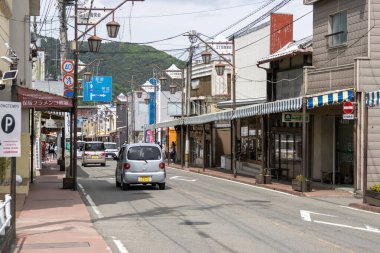 Shimoyoshida, Japonya - 15 Mayıs 2024: Shimoyoshida Honcho Caddesi, Japonya. Bu yol Fuji Dağı 'nı ve şehri birbirine bağlar.