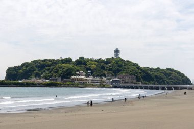 Kamakura, Japonya- 14 Mayıs 2024: Shonan kıyılarında Kamakura yakınlarındaki sahil ve arka planda Enoshima adası var.