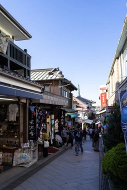 Enoshima, Japonya - 14 Mayıs 2024: Enoshimo, Japonya 'da Enoshima Benzaiten Nakamise Caddesi. Bölgedeki pek çok hediyelik eşya dükkanı ve restoran turistleri karşılıyor