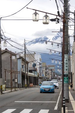 Shimoyoshida, Japonya - 15 Mayıs 2024: Shimoyoshida Honcho Caddesi 'nden Fuji Dağı' na doğru bakın. Bu yol Fuji Dağı 'nı ve şehri birbirine bağlar.
