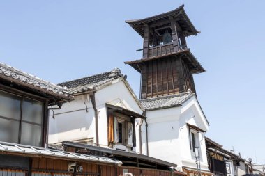 Kawagoe, Japonya- 17 Mayıs 2024: Japonya 'nın Saitama ilindeki Kawagoe şehri. Time 's Bell adında çan kulesi olan küçük bir caddenin manzarası.