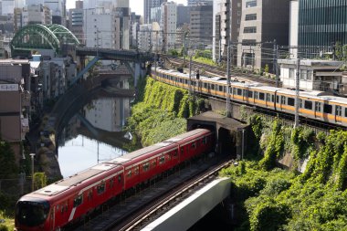 Tokyo, Japonya - 18 Mayıs 2024: Tokyo 'da Ochanomizu Tren İstasyonu ve Kanda Nehri yakınlarındaki tren kavşağı. Tokyo 'da Ochanomizu Tren İstasyonu ve Nehir Kanda kavşağı