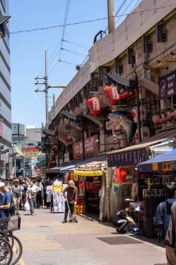 Tokyo, Japonya - 18 Mayıs 2024: Tokyo 'daki Ueno Bölgesi' nde Ameyoko pazarı. Ameyoko bir zamanlar Amerikan deniz piyadelerinin eğlence bölgesiydi şimdi ise egzotik bir Asya pazarı..