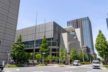 Tokyo, Japonya - 11 Mayıs 2024: Marunouchi Bölgesi modern ofis gökdelen duvar binaları Tokyo şehir merkezi, Japonya.