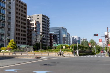 Tokyo, Japonya - 11 Mayıs 2024: Tokyo Ginza bölgesinde modern bina. Ginza alışveriş bölgesi. Tokyo 'daki popüler turizm merkezi..