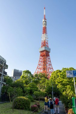 Tokyo, Japonya - 11 Mayıs 2024: Shiba Park civarından Tokyo Kulesi manzarası. Japonya. Bu bir iletişim ve gözlem kulesi.