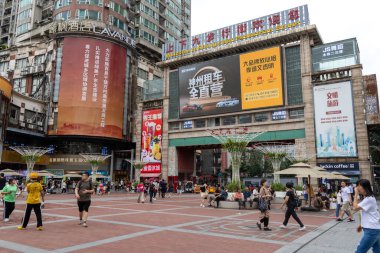 Guangzhou, Çin-7 Haziran 2014: Yayalar Şangxiajiu Caddesi 'nden geçiyor. Sokak şehrin ana alışveriş bölgesidir..