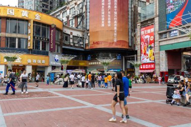 Guangzhou, Çin-7 Haziran 2014: Yayalar Şangxiajiu Caddesi 'nden geçiyor. Sokak şehrin ana alışveriş bölgesidir..