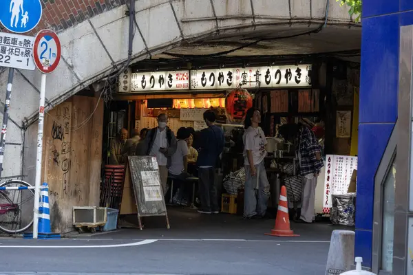 Tokyo, Japonya - 11 Mayıs 2024: Izakaya ya da Tokyo 'daki demiryolu tünelinin altındaki Japon lokantası.
