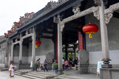 Guangzhou, Çin - 7 Haziran 2024: Guangzhou kentindeki Chen Klanı Atalarının Akademik Tapınağı 'nı (Guangdong Halk Sanatları Müzesi) ziyaret eden turistler