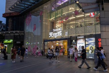 Guangzhou, Çin - 7 Haziran 2024: Guangzhou 'da Pekin caddesinde yürüyen insanlar. Bu sokakta tanınmış markalardan geleneksel kıyafetlere kadar her şey var.