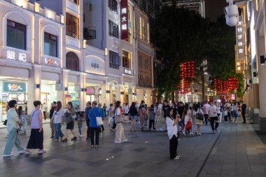 Guangzhou, Çin - 7 Haziran 2024: Guangzhou 'da Pekin caddesinde yürüyen insanlar. Bu sokakta tanınmış markalardan geleneksel kıyafetlere kadar her şey var.