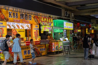 Guangzhou, Çin-7 Haziran 2014: Çin 'in Guangzhou kentindeki Shang Xia Jiu yürüyüş sokağında sokak yemekleri satıcısı