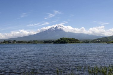 Japonya, Kawaguchiko Gölü 'nden Fuji Dağı manzaralı. Kawaguchiko Gölü bu ünlü göl bölgesine giriş noktası olarak hizmet vermektedir.