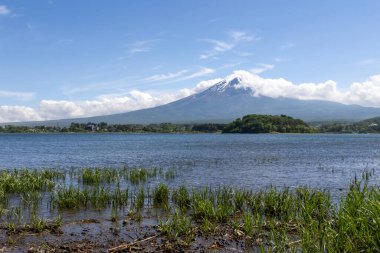 Japonya, Kawaguchiko Gölü 'nden Fuji Dağı manzaralı. Kawaguchiko Gölü bu ünlü göl bölgesine giriş noktası olarak hizmet vermektedir.