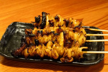 Tabağında teriyaki derisi olan Yakitori.