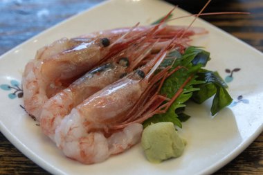 Tabakta taze Ebi Sashimi (Botan karidesi), Japon yemeği
