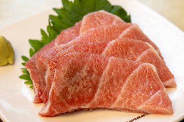 Yüksek kalite ton balığı filetosu. Otoro mavi yüzgeçli ton balığının en şişman ve en lezzetli parçasıdır.