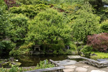 Japonya, Kamakura 'daki Hasedera Tapınağı' nın içindeki Hojoike Göleti. Hasedera tapınağı 11 başlı Kannon heykeliyle ünlüdür.