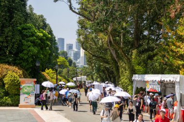 Singapur - 28 Haziran 2024: Ev tanıtımı sırasında insanlar Istana 'yı ziyaret ediyor. Istana, Singapur cumhurbaşkanının resmi ikamet yeri ve ofisidir..