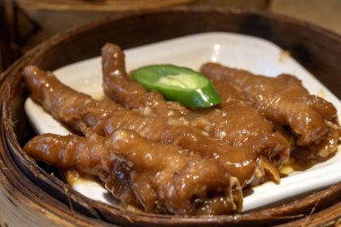 Tavuk ayakları bambu buharlı Çin mutfağında.