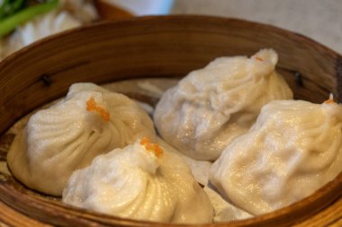 Bambu sepetinde Xiao Long Bao buğulama (Çorba köfteleri)