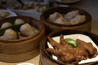 Tavuk ayakları bambu buharlı Çin mutfağında.