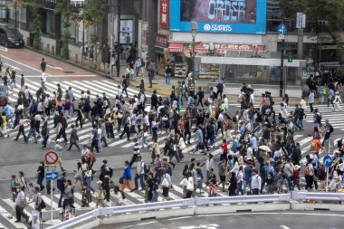 Tokyo, Japonya - 12 Mayıs 2024: İnsanlar Shibuya, Tokyo 'da işlek kavşağı geçiyor. Burası dünyanın en işlek kavşaklarından biri..