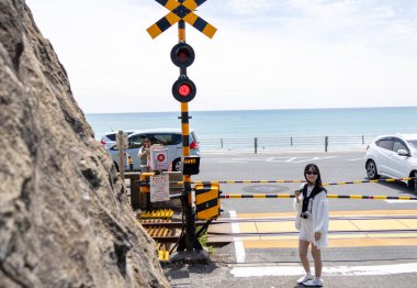 Kamakura, Japonya- 14 Mayıs 2024: Enoden treni Kamakura Kokomae istasyonundan geçiyor. Slamdunk animasyonundan dolayı popüler bir turizm merkezi..