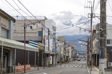 Shimoyoshida, Japonya - 15 Mayıs 2024: Shimoyoshida Honcho Caddesi 'nden Fuji Dağı' na doğru bakın. Bu yol Fuji Dağı 'nı ve şehri birbirine bağlar.