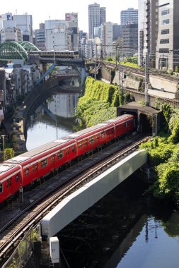 Tokyo, Japonya - 18 Mayıs 2024: Tokyo 'da Ochanomizu Tren İstasyonu ve Kanda Nehri yakınlarındaki tren kavşağı. Tokyo 'da Ochanomizu Tren İstasyonu ve Nehir Kanda kavşağı